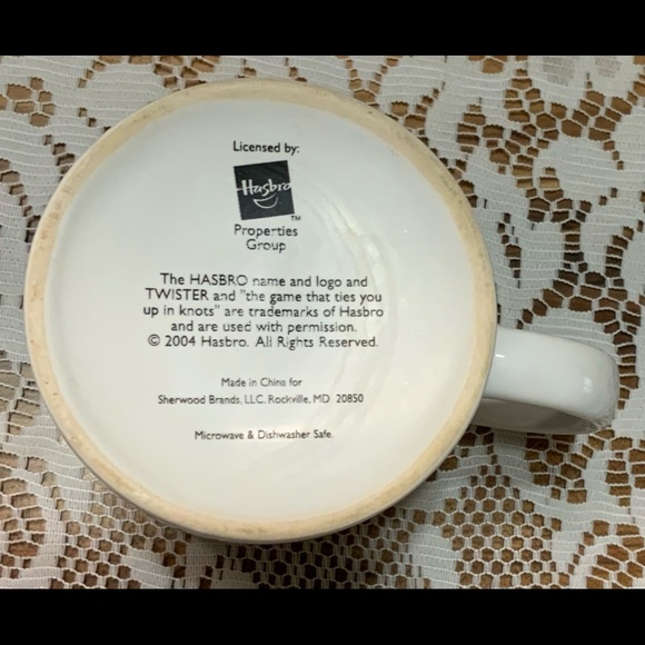 Set of 2 coffee mugs. With the game Twister printed on them - Picture 2 of 3